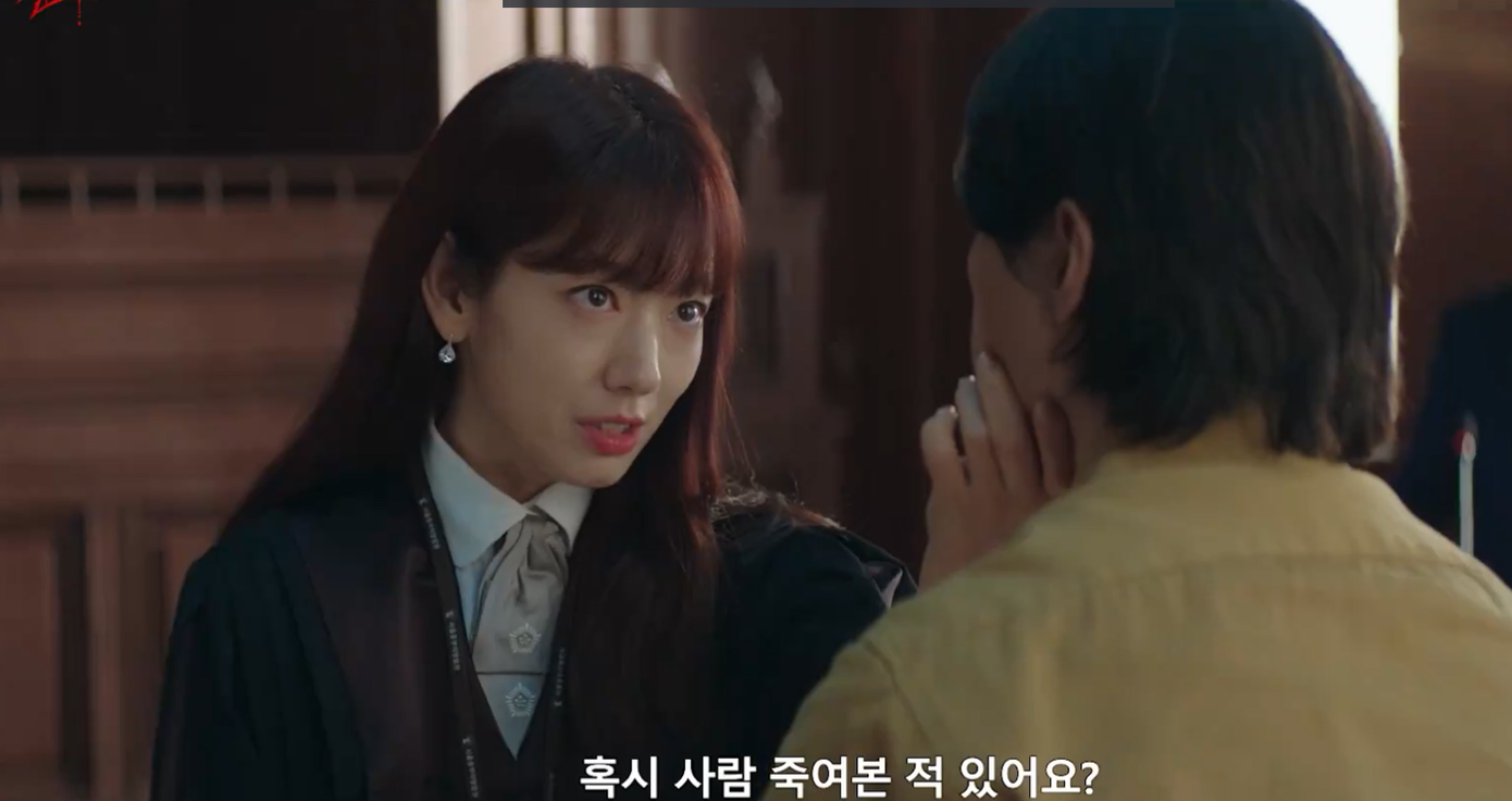 Jung Sun Ho bị coi là kẻ vô dụng trong gia đình, hắn &quot;ăn bám&quot; và hay gây chuyện. Jung Sun Ho đã làm gì đến mức phải ngồi tòa và Bit Na đã chất vấn hắn có từng giết người hay không?