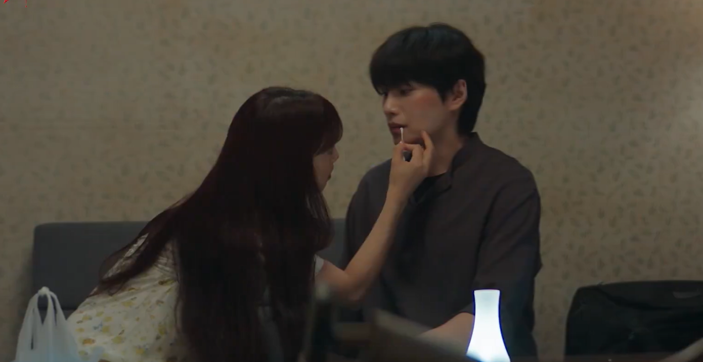 Cảnh Kang Bit Na bôi thuốc cho Han Da On khiến khán giả tin rằng &quot;tia lửa tình yêu&quot; đã nảy sinh giữa 2 người. Anh như muốn tiến lại ôm (hoặc hôn cô).