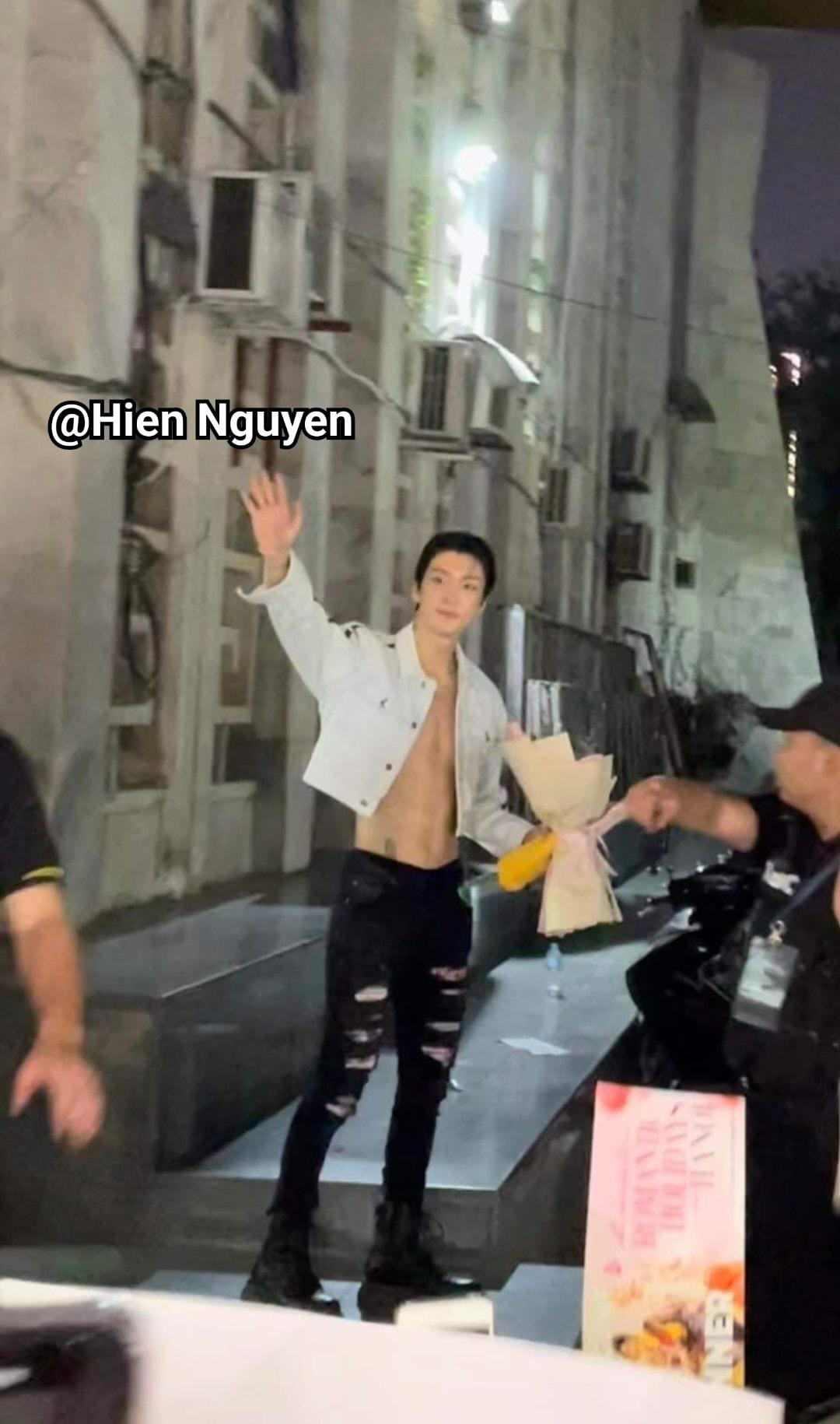 Nam idol còn tiếp tục khiến fan Việt náo loạn với màn khoe cơ bụng trong outfit "nửa kín nửa hở" khi ra về, sau buổi biểu diễn. - Ảnh: Hien Nguyen Nam idol còn tiếp tục khiến fan Việt náo loạn với màn khoe cơ bụng trong outfit "nửa kín nửa hở" khi ra về, sau buổi biểu diễn. - Ảnh: Hien Nguyen