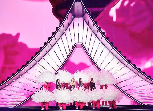 BLACKPINK kết hợp buchaechum - điệu múa quạt truyền thống của Hàn Quốc được lồng ghép trong vũ đạo Typa Girl.
