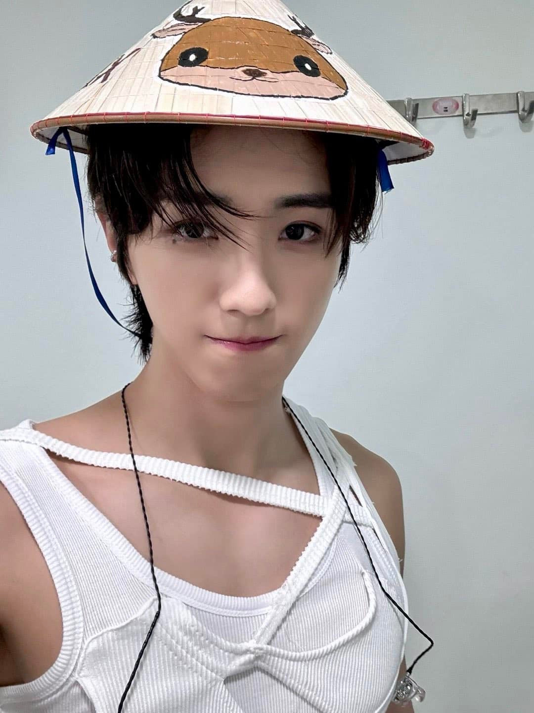 Ảnh đội nón lá dễ cưng của Yonghee khiến fan xao xuyến. Ảnh đội nón lá dễ cưng của Yonghee khiến fan xao xuyến.