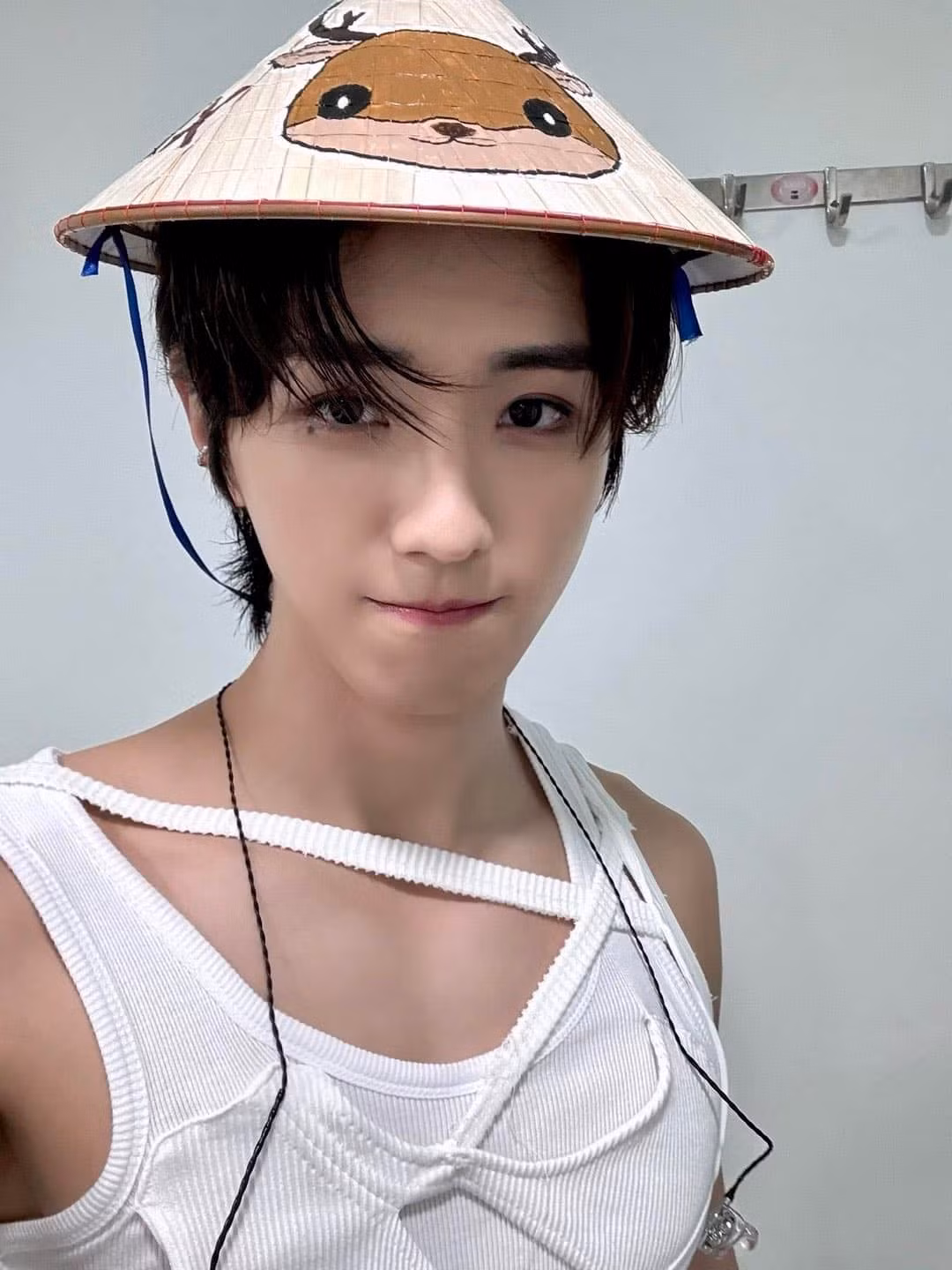 Ảnh đội nón lá dễ cưng của Yonghee khiến fan xao xuyến.
