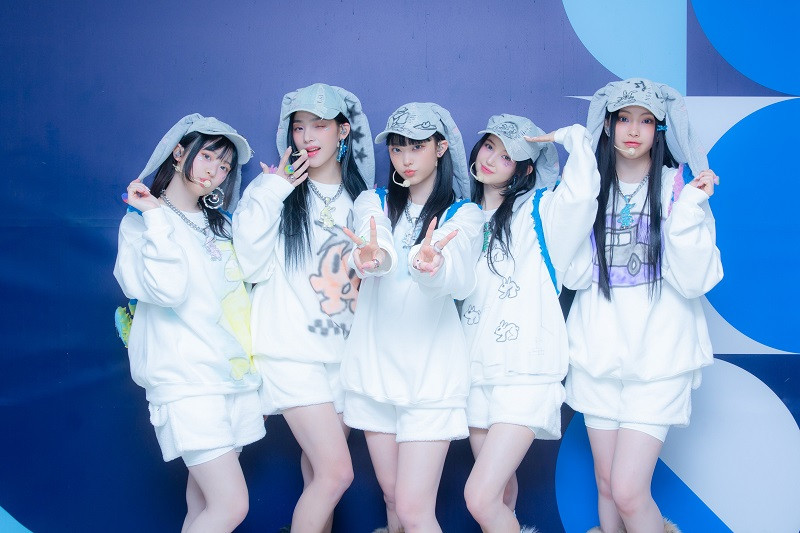 Trước đó, NewJeans phải hủy sân khấu quảng bá tại chương trình Music Bank (ngày 13/1) vì bị kẹt tại Mỹ do hệ thống máy bay bị lỗi nên không thể trở về Hàn Quốc kịp thời. Trước đó, NewJeans phải hủy sân khấu quảng bá tại chương trình Music Bank (ngày 13/1) vì bị kẹt tại Mỹ do hệ thống máy bay bị lỗi nên không thể trở về Hàn Quốc kịp thời.