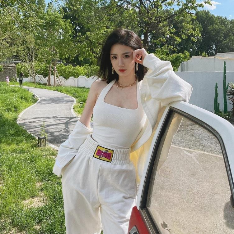 Blase từng thẳng thắn thừa nhận bản thân có can thiệp dao kéo để trở nên xinh đẹp hơn. Cô nhận được nhiều sự yêu mến nhờ ngoại hình quyến rũ và gu thời trang cực chất. Blase từng thẳng thắn thừa nhận bản thân có can thiệp dao kéo để trở nên xinh đẹp hơn. Cô nhận được nhiều sự yêu mến nhờ ngoại hình quyến rũ và gu thời trang cực chất.