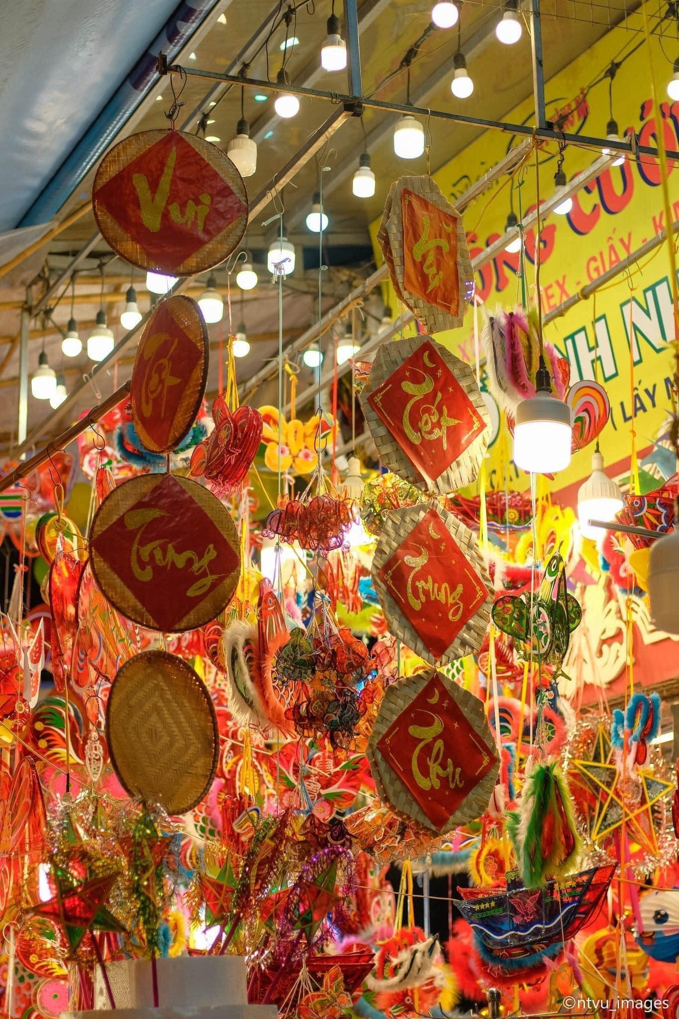 Những món đồ trang trí bắt mắt được bày bán tại các gian hàng trở thành background lý tưởng để cho ra đời những bộ ảnh Trung Thu đẹp nhất. - Ảnh: @ntvu_images