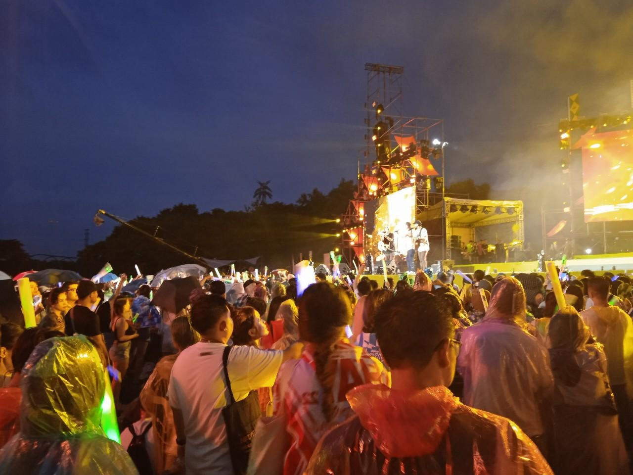 Giới trẻ Hà Nội đã có một ngày dốc cạn năng lượng tại Hay Glamping Music Festival.