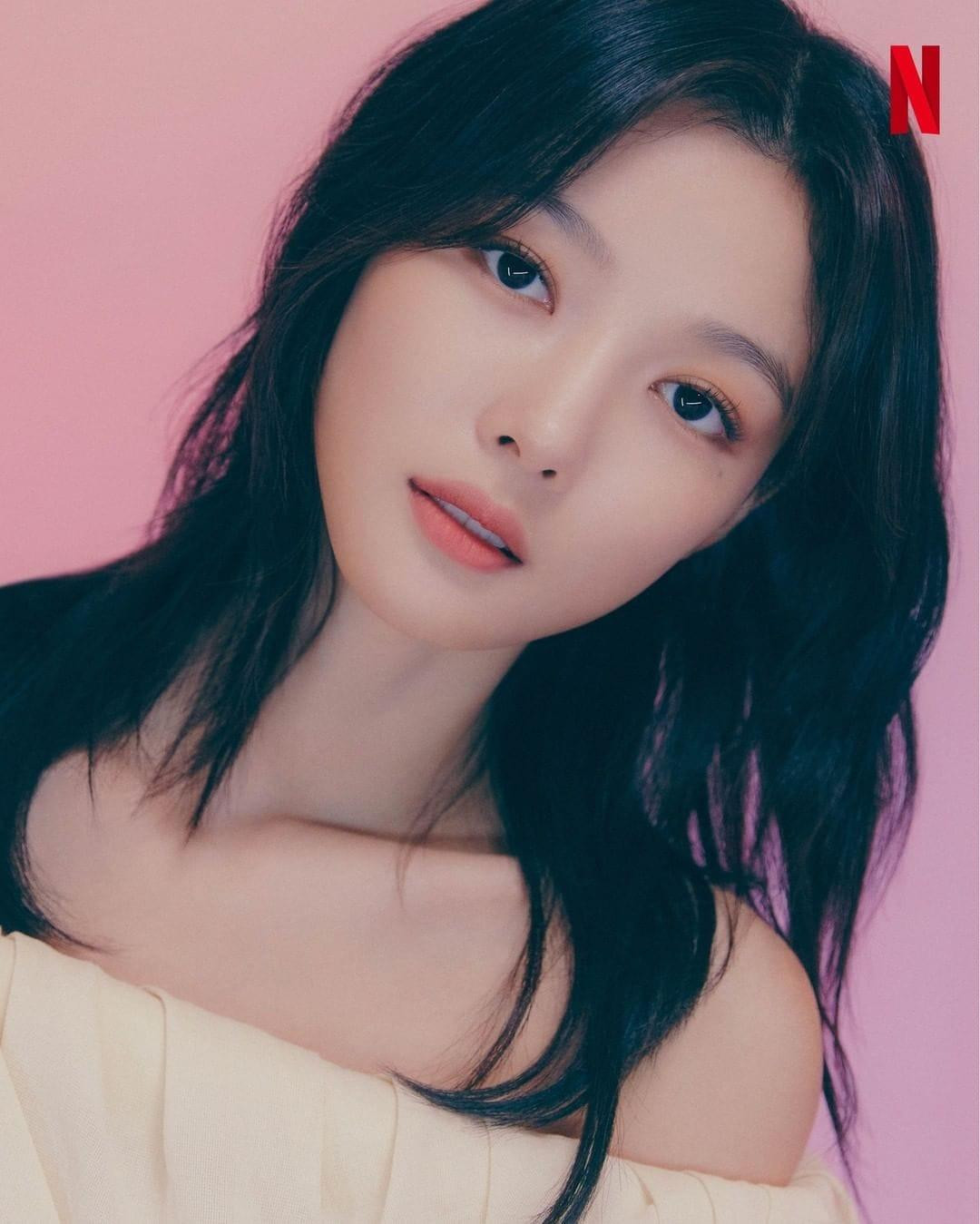 Yoo Jung lại mang nét tươi sáng, ngọt ngào trong lớp trang điểm nhẹ nhàng, tự nhiên khi diện chiếc đầm cùng kiểu với Jennie. Yoo Jung lại mang nét tươi sáng, ngọt ngào trong lớp trang điểm nhẹ nhàng, tự nhiên khi diện chiếc đầm cùng kiểu với Jennie.