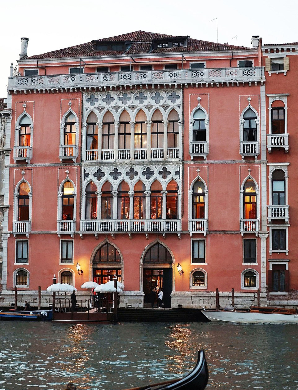 Bên ngoài cung điện Palazzo Pisani Moretta.