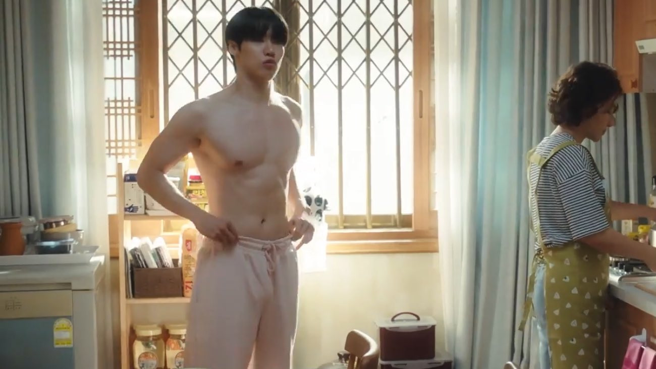 Màn khoe cơ bắp của &quot;huấn luyện viên thể hình tương lai&quot; Dong Jin khiến chị gái &quot;chờ-ê-chê&quot; còn khán giả thì phát mê.