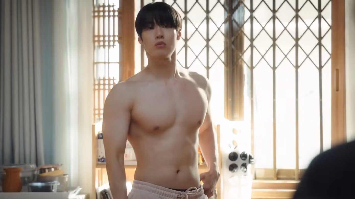 Màn khoe cơ bắp của "huấn luyện viên thể hình tương lai" Dong Jin khiến chị gái "chờ-ê-chê" còn khán giả thì phát mê.