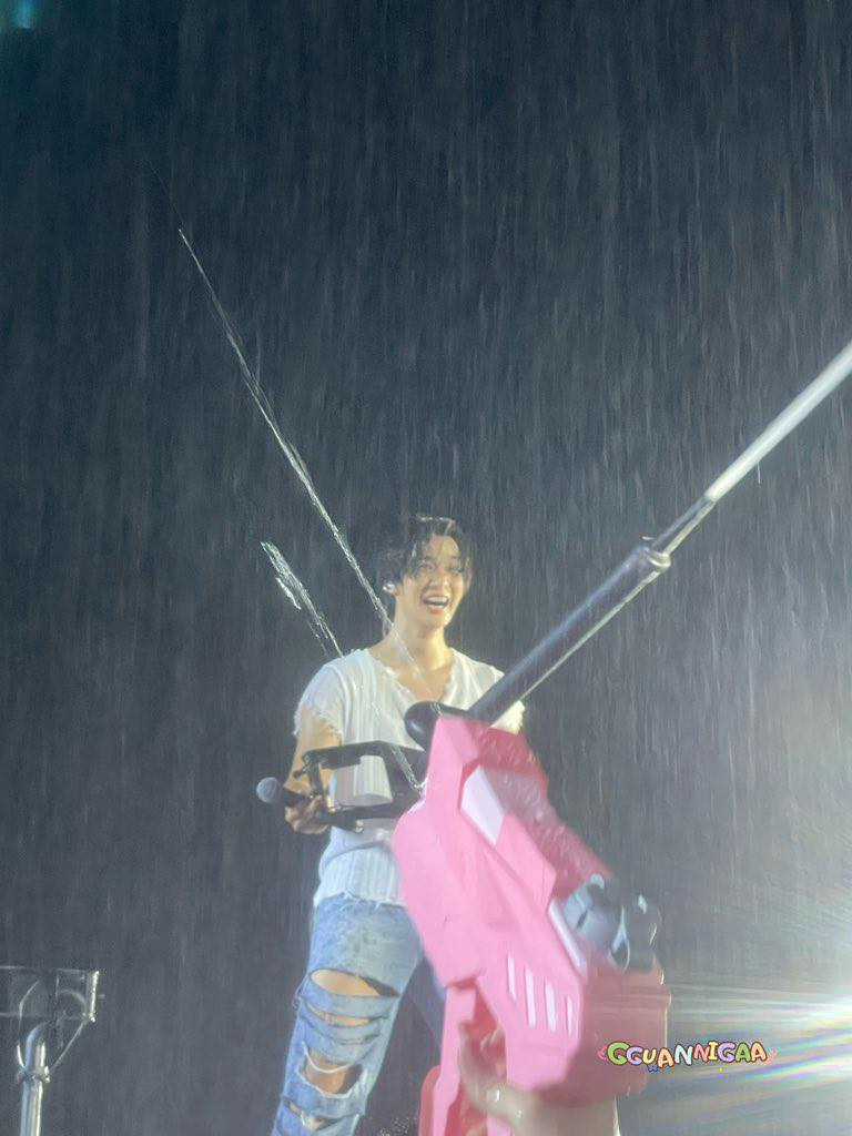 Jinyoung "quậy đục nước" đúng nghĩa đen bên chiếc súng nước. Jinyoung "quậy đục nước" đúng nghĩa đen bên chiếc súng nước.