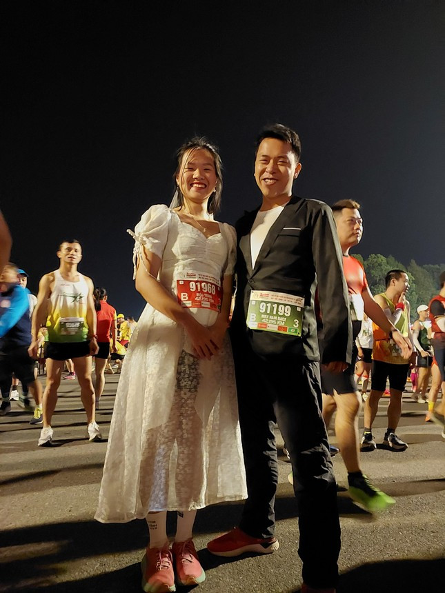 Hai runner Nguyễn Xuân Thành và Nguyễn Thị Thu Trang với quyết tâm tạo nên một bộ ảnh cưới trên đường chạy của Tiền Phong Marathon 2023. Cả hai tham gia thi đấu ở cự ly 42 km hệ phong trào.
