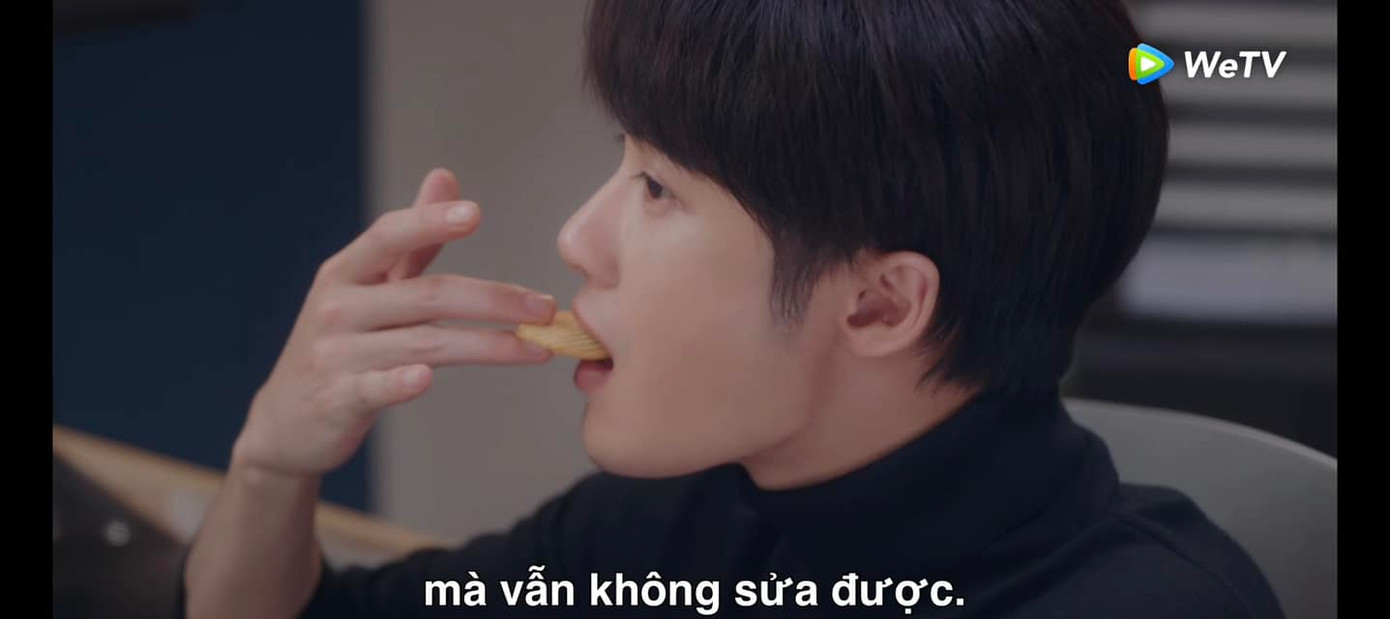 Cách ăn snack "cực điệu" của Mạc Thanh Thành không chỉ bị hội bạn trong phim "cà khịa", đến cả người hâm mộ cũng trêu chọc anh vì thích thú. Cách ăn snack "cực điệu" của Mạc Thanh Thành không chỉ bị hội bạn trong phim "cà khịa", đến cả người hâm mộ cũng trêu chọc anh vì thích thú.