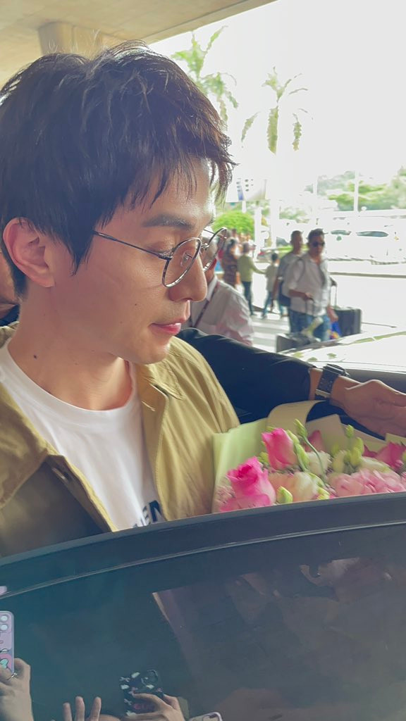 Trong bức ảnh cận mặt được fan Việt chụp vội, Lee Dong Wook "đẹp tràn màn hình" bất chấp cam thường, làn da trắng mịn không tì vết dù ở tuổi 42. - Ảnh: @_uywnla