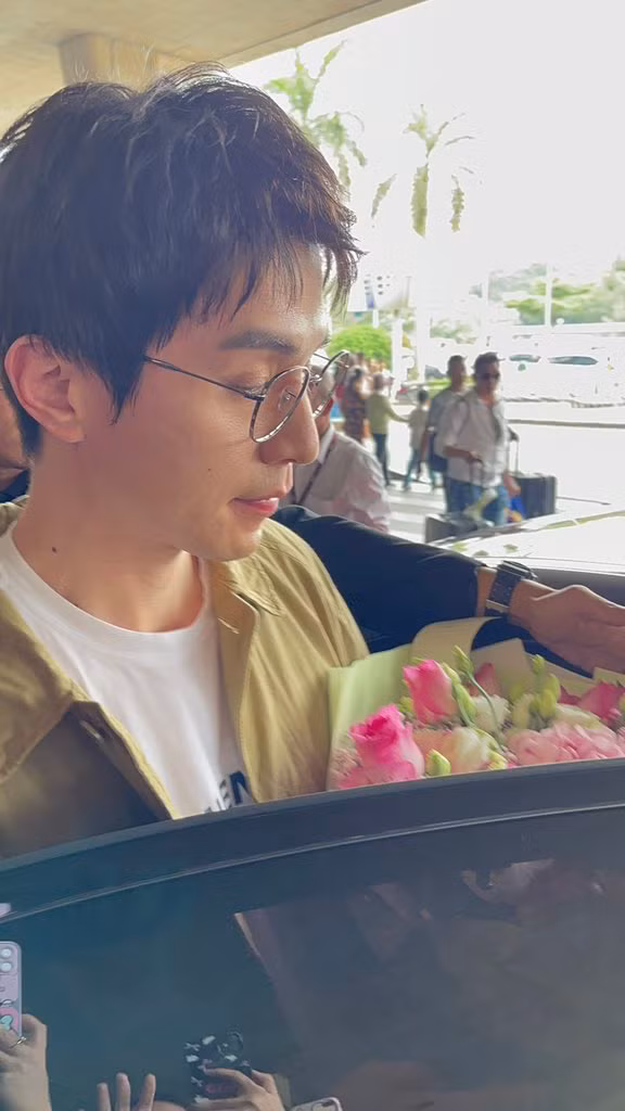 Trong bức ảnh cận mặt được fan Việt chụp vội, Lee Dong Wook "đẹp tràn màn hình" bất chấp cam thường, làn da trắng mịn không tì vết dù ở tuổi 42. - Ảnh: @_uywnla Trong bức ảnh cận mặt được fan Việt chụp vội, Lee Dong Wook "đẹp tràn màn hình" bất chấp cam thường, làn da trắng mịn không tì vết dù ở tuổi 42. - Ảnh: @_uywnla