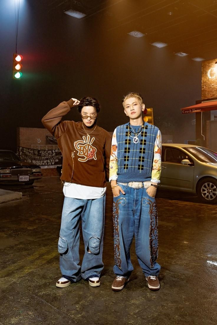 j-hope không chỉ xuất hiện biểu diễn trong MV, dựng vũ đạo, mà còn trực tiếp viết lời trong Rush Hour. j-hope không chỉ xuất hiện biểu diễn trong MV, dựng vũ đạo, mà còn trực tiếp viết lời trong Rush Hour.