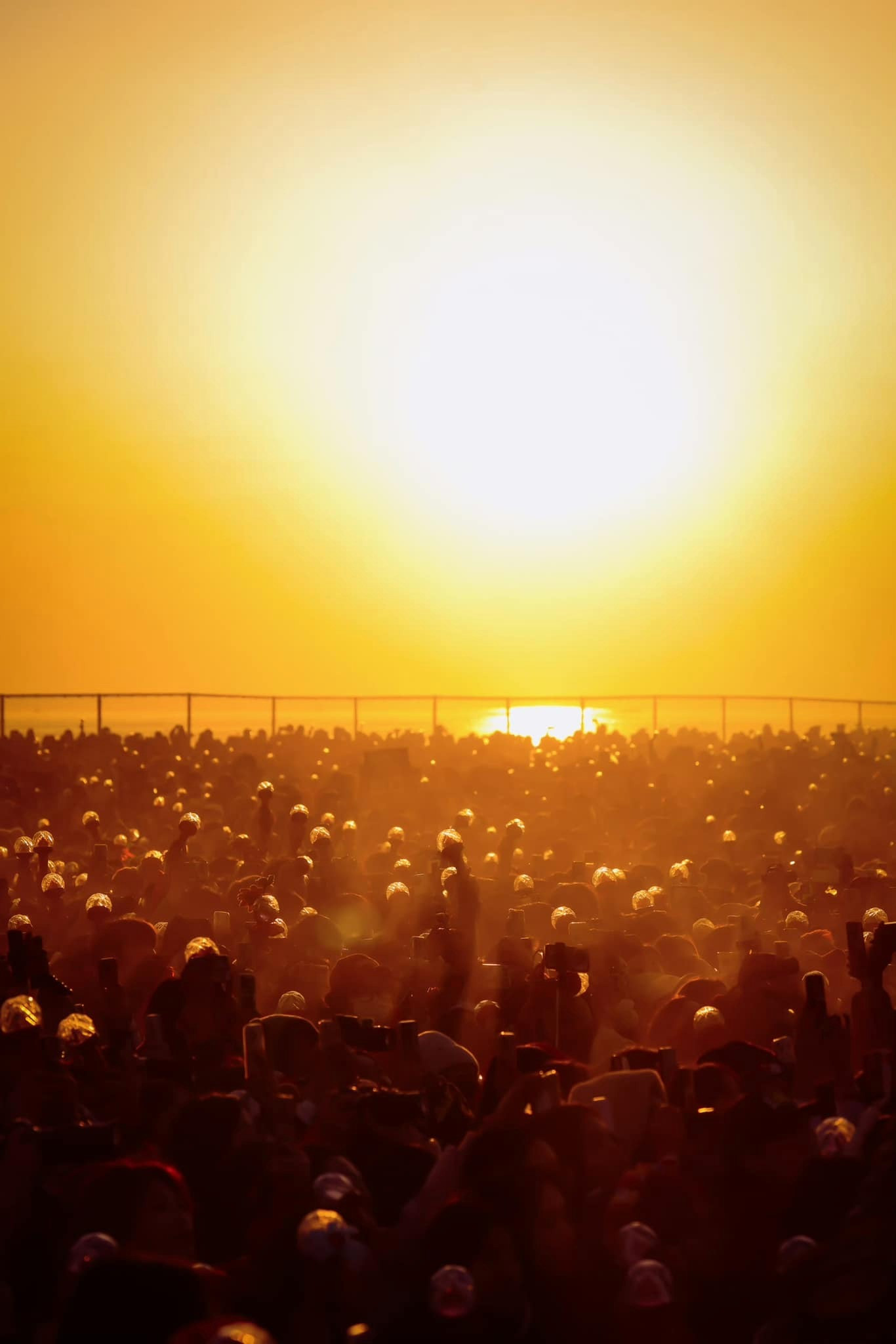 Bình minh "dát vàng" cho concert của Hoa Thần Vũ.