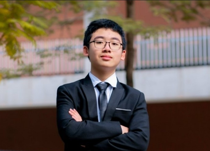 Hoàng Hải sẽ gạch chân các ý chính để ghi nhớ kiến thức một cách hiệu quả.