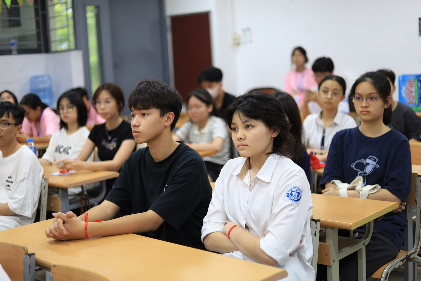 Các trại viên cùng ban tổ chức lắng nghe khai mạc đầu sự kiện.