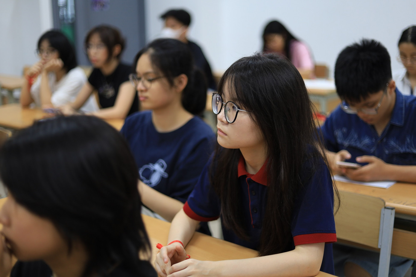 Các trại viên cùng ban tổ chức lắng nghe khai mạc đầu sự kiện.