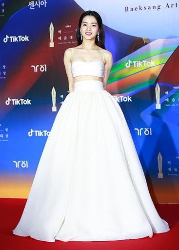 Kim Tae Ri khiến cư dân mạng trầm trồ với màn xuất hiện tựa nữ thần trên thảm đỏ trong chiếc đầm trắng của Brandon Maxwell. Diễn xuất ấn tượng của Tae Ri trong bộ phim Twenty Five, Twenty One dự kiến sẽ giúp nữ diễn viên trở thành "thị hậu" của Baeksang 2022.