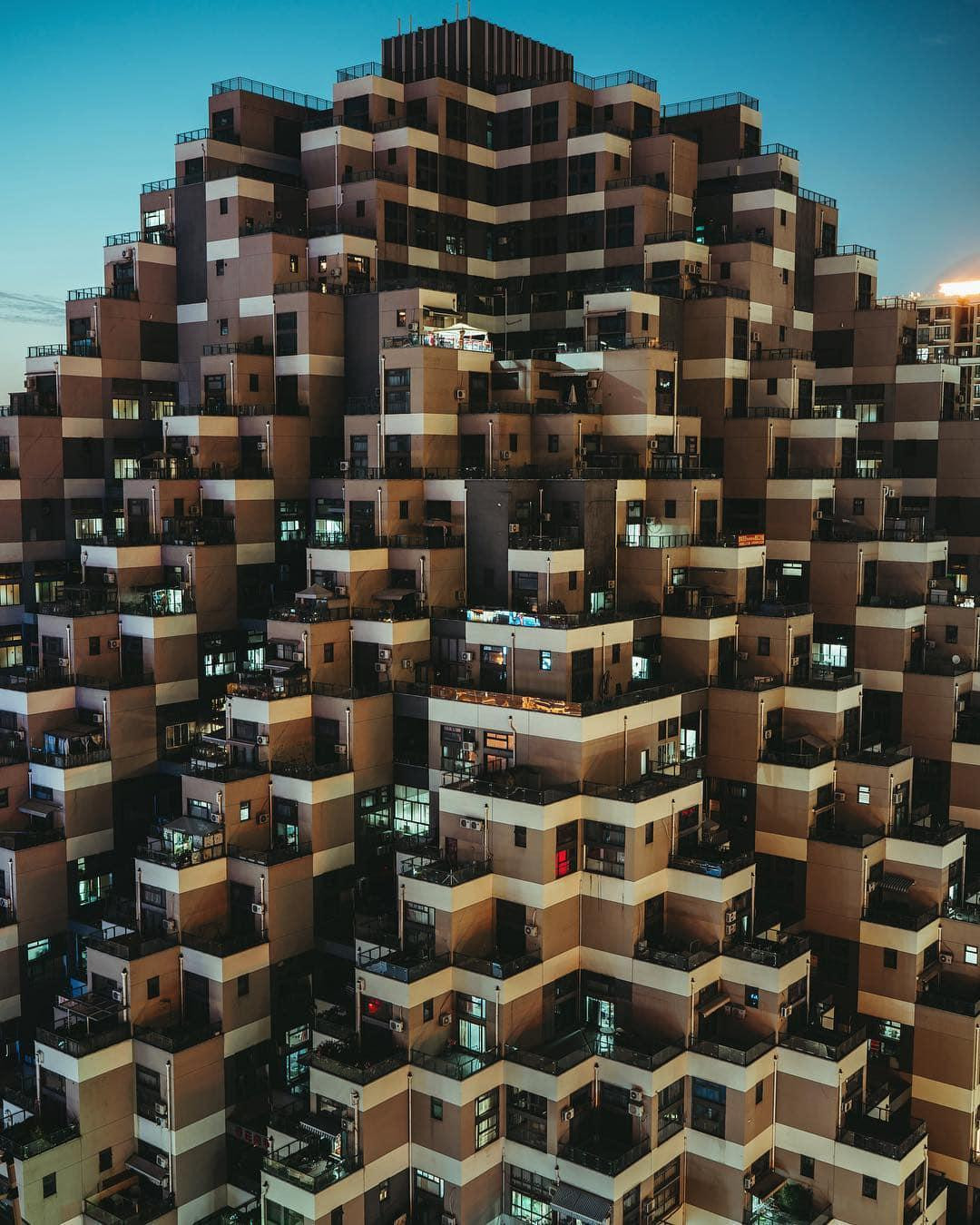 Tất cả các tầng đều xếp chồng lên nhau với độ dốc 45 độ. Dù đứng từ xa cũng có thể trông thấy rõ. Tất cả các tầng đều xếp chồng lên nhau với độ dốc 45 độ. Dù đứng từ xa cũng có thể trông thấy rõ.