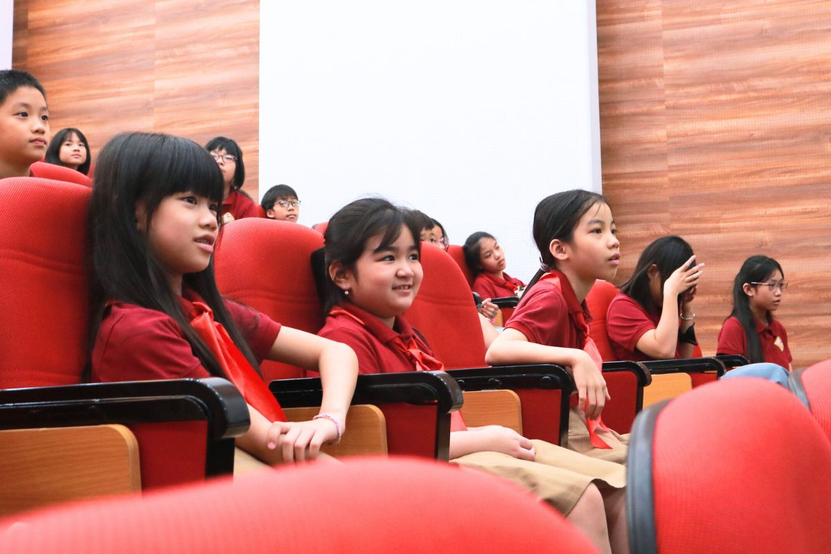 Các bạn nhỏ thích thú khi vừa được thưởng thức các tiết mục văn nghệ đặc sắc, vừa được biết thêm nhiều kiến thức lịch sử thú vị.