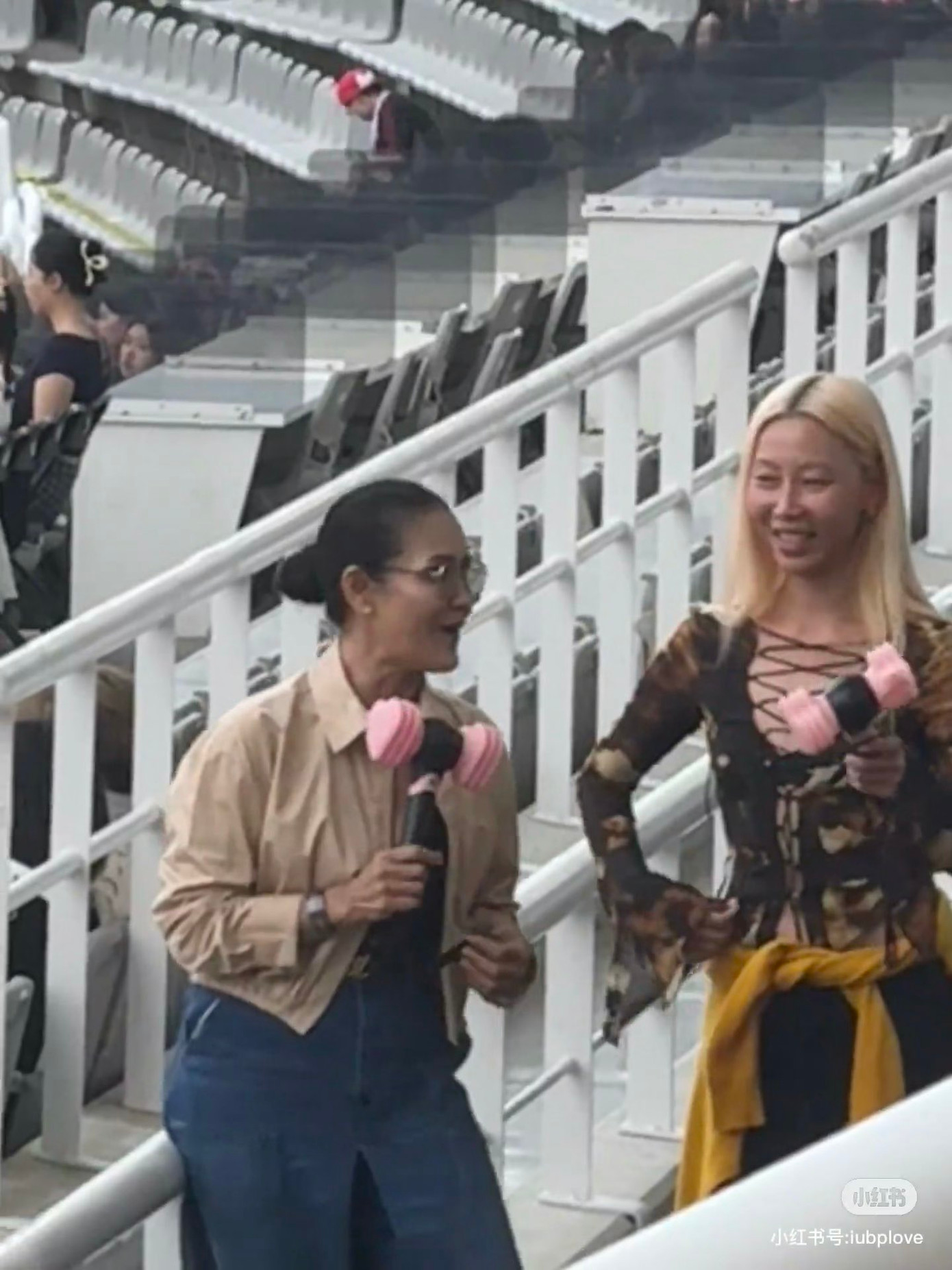 Mẹ và stylist ruột của Lisa được bắt gặp ở khán đài.