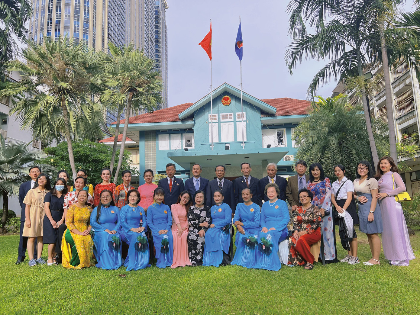 Ngọc Diệp (mặc áo dài màu hồng, hàng dưới) trong buổi gặp gỡ Nguyên bí thư Trung ương Đảng, nguyên Phó Chủ tịch nước Trương Mỹ Hoa. Ngọc Diệp (mặc áo dài màu hồng, hàng dưới) trong buổi gặp gỡ Nguyên bí thư Trung ương Đảng, nguyên Phó Chủ tịch nước Trương Mỹ Hoa.