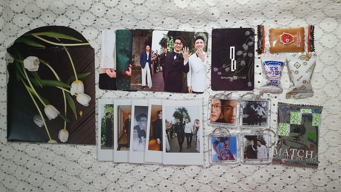 Nhiều fanpage, blog hay "nhân viên" in những chiếc "bo góc", polaroid xinh yêu để tặng cho "quạt" tới sự kiện. Bánh kẹo cũng được đính kèm chu đáo. - Ảnh: Bòm Bom Nhiều fanpage, blog hay "nhân viên" in những chiếc "bo góc", polaroid xinh yêu để tặng cho "quạt" tới sự kiện. Bánh kẹo cũng được đính kèm chu đáo. - Ảnh: Bòm Bom