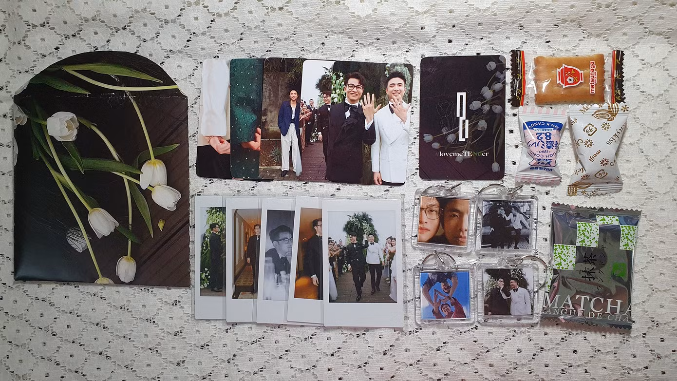 Nhiều fanpage, blog hay "nhân viên" in những chiếc "bo góc", polaroid xinh yêu để tặng cho "quạt" tới sự kiện. Bánh kẹo cũng được đính kèm chu đáo. - Ảnh: Bòm Bom