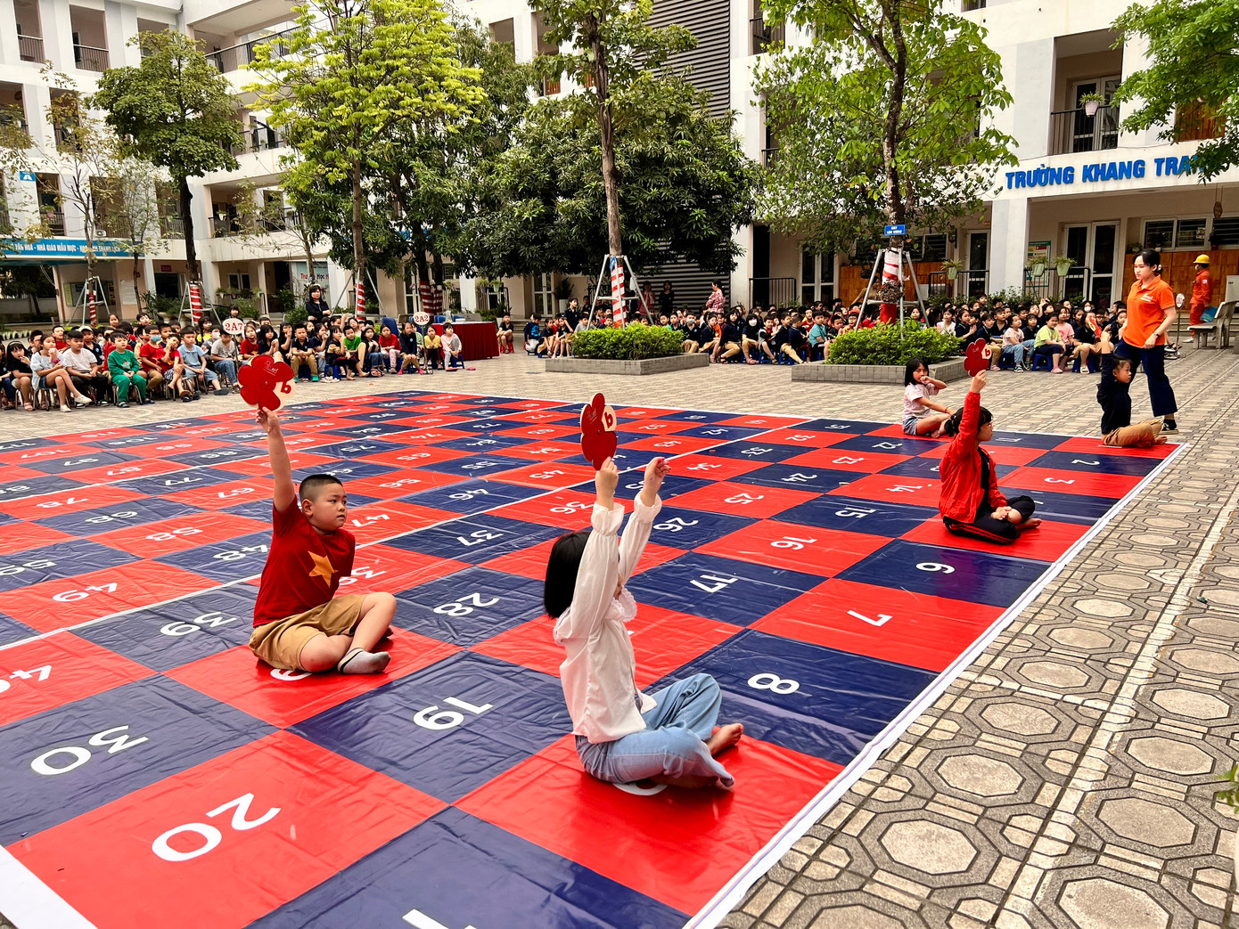 Tween khối lớp 2 bước vào cuộc thi ngay sau khi phần tranh tài của khối 3 kết thúc. Sự nhanh nhạy được thể hiện không kém các "tiền bối" trong trường. Tween khối lớp 2 bước vào cuộc thi ngay sau khi phần tranh tài của khối 3 kết thúc. Sự nhanh nhạy được thể hiện không kém các "tiền bối" trong trường.