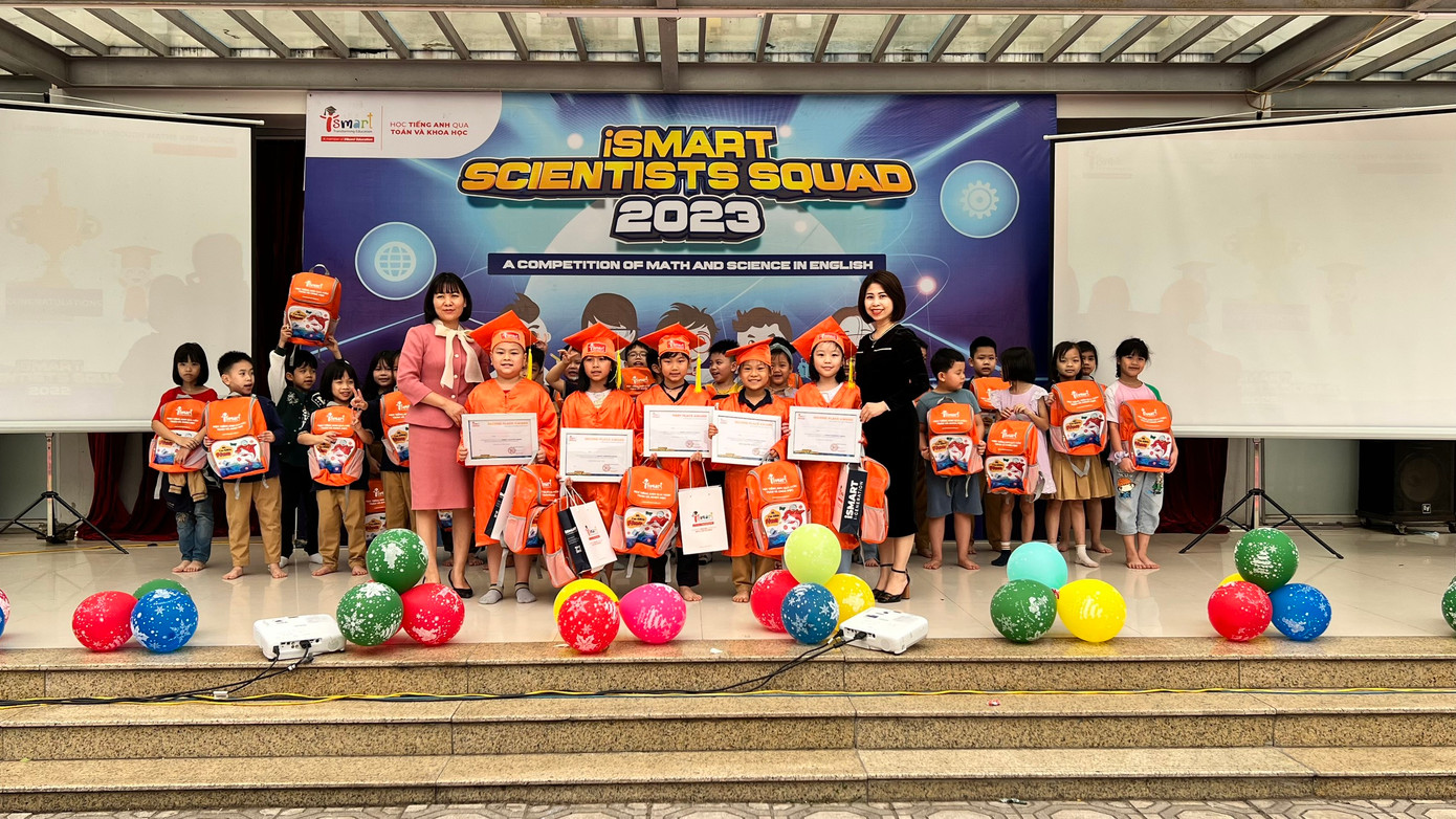 Cô Phó Hiệu trưởng Trần Thị Vị (váy hồng) và Phó Hiệu trưởng Nguyễn Thị Ly Na (váy đen) trao quà cho Top 30 xuất sắc nhất của mỗi khối. Cô Phó Hiệu trưởng Trần Thị Vị (váy hồng) và Phó Hiệu trưởng Nguyễn Thị Ly Na (váy đen) trao quà cho Top 30 xuất sắc nhất của mỗi khối.