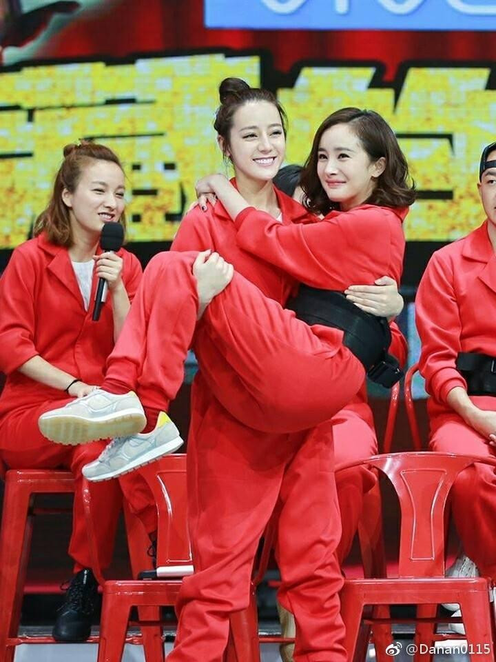 Nhiệt Ba cũng từng bế bổng và xoay vài vòng Dương Mịch một cách nhẹ nhàng trong chương trình Happy Camp. - Nguồn: Danan0115 Nhiệt Ba cũng từng bế bổng và xoay vài vòng Dương Mịch một cách nhẹ nhàng trong chương trình Happy Camp. - Nguồn: Danan0115