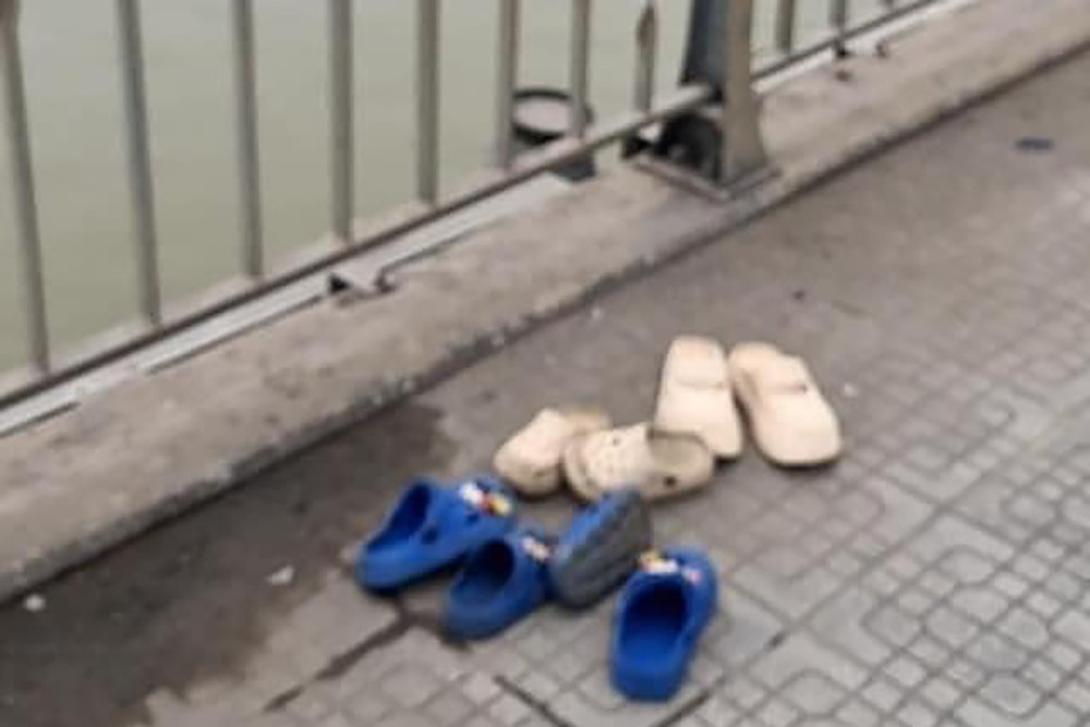 Hình ảnh 4 đôi dép bị bỏ lại. - Ảnh: T.T Hình ảnh 4 đôi dép bị bỏ lại. - Ảnh: T.T