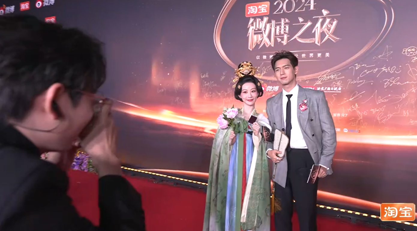 Lý Hiện và Dương Tử còn khiến fan "xỉu đùng" khi thoải mái chụp polaroid cho nhau. Cả hai còn tạo dáng chụp chung trên thảm đỏ Đêm hội Weibo 2024. Lý Hiện và Dương Tử còn khiến fan "xỉu đùng" khi thoải mái chụp polaroid cho nhau. Cả hai còn tạo dáng chụp chung trên thảm đỏ Đêm hội Weibo 2024.