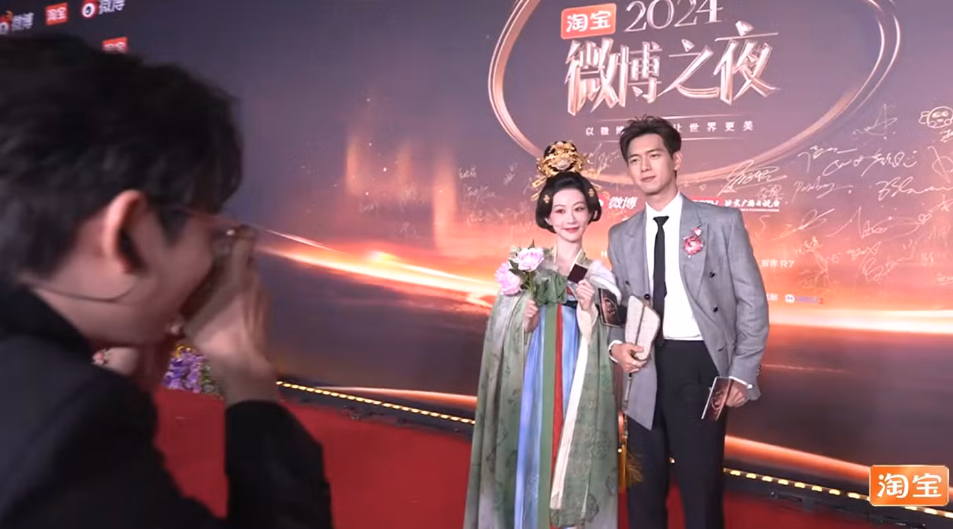 Lý Hiện và Dương Tử còn khiến fan "xỉu đùng" khi thoải mái chụp polaroid cho nhau. Cả hai còn tạo dáng chụp chung trên thảm đỏ Đêm hội Weibo 2024.
