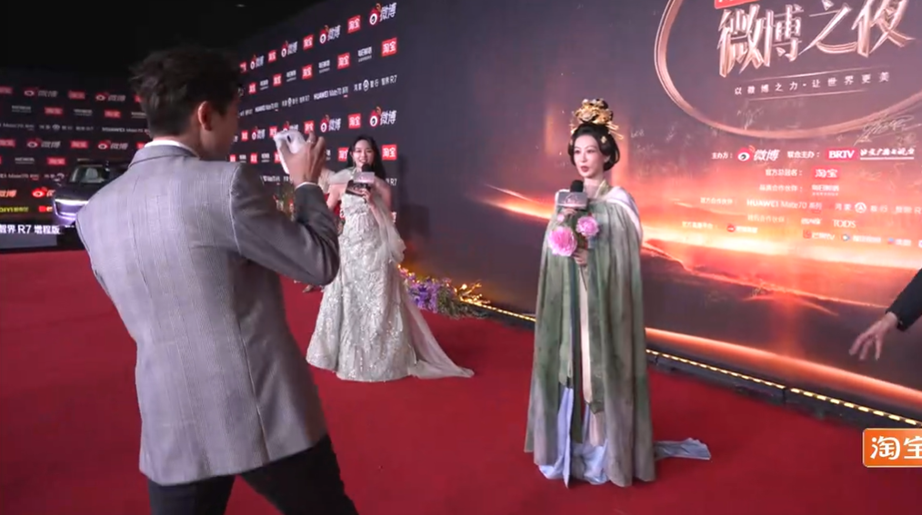 Lý Hiện và Dương Tử còn khiến fan "xỉu đùng" khi thoải mái chụp polaroid cho nhau. Cả hai còn tạo dáng chụp chung trên thảm đỏ Đêm hội Weibo 2024. Lý Hiện và Dương Tử còn khiến fan "xỉu đùng" khi thoải mái chụp polaroid cho nhau. Cả hai còn tạo dáng chụp chung trên thảm đỏ Đêm hội Weibo 2024.