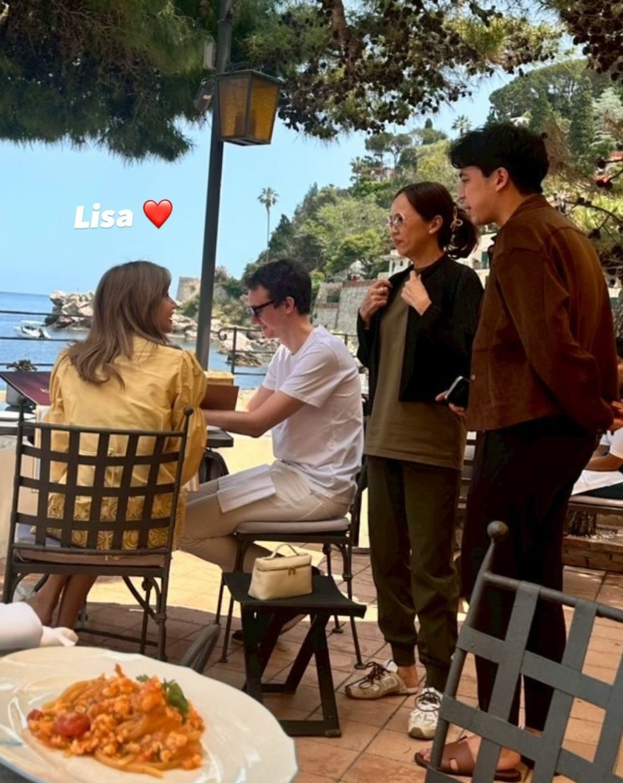 Lisa và Frédéric Arnault được bắt gặp tại Ý vào đầu tháng 6. Trong bài viết trên Instagram vào ngày 22/6, cô chia sẻ những bức ảnh mặc chiếc áo y hệt ảnh được fan chụp lại. Lisa và Frédéric Arnault được bắt gặp tại Ý vào đầu tháng 6. Trong bài viết trên Instagram vào ngày 22/6, cô chia sẻ những bức ảnh mặc chiếc áo y hệt ảnh được fan chụp lại.