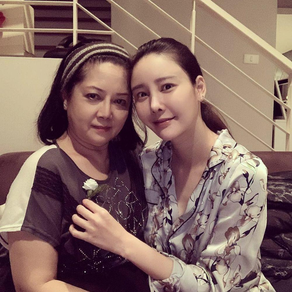 Bố và mẹ của Tangmo ly hôn khi cô còn nhỏ. Mẹ cô đi bước nữa và Tangmo sống với bố.