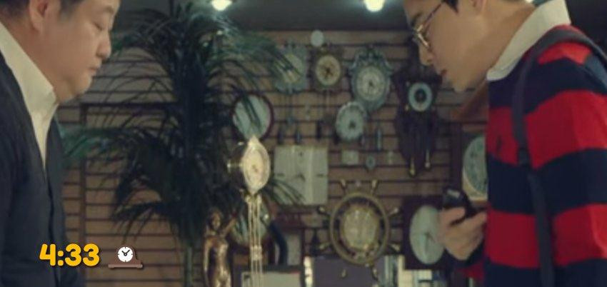 4'33" xuất hiện trong cảnh Ik Jun mua một chiếc nhẫn cho Songhwa ở Hospital Playlist. Đồng hồ trong cửa hàng và trong điện thoại của Ik Jun đều chỉ là 4 giờ 33 phút. - Ảnh: Chuyện Đời Bác Sĩ - Hospital Playlist VietNam Fanpage 4'33" xuất hiện trong cảnh Ik Jun mua một chiếc nhẫn cho Songhwa ở Hospital Playlist. Đồng hồ trong cửa hàng và trong điện thoại của Ik Jun đều chỉ là 4 giờ 33 phút. - Ảnh: Chuyện Đời Bác Sĩ - Hospital Playlist VietNam Fanpage