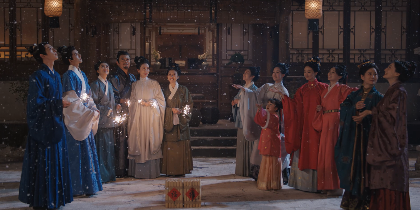 Quý Nữ khép lại là cảnh đốt pháo hoa, Hàn Nhạn tưởng tượng ra cả những người thân đã mất của cô cùng đoàn tụ.