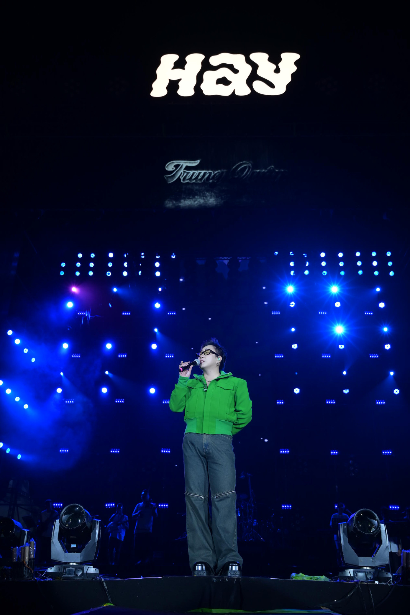 "Thánh mưa" cũng mang đến một ca khúc mới toanh mà anh dự định ra mắt. "Thánh mưa" cũng mang đến một ca khúc mới toanh mà anh dự định ra mắt.