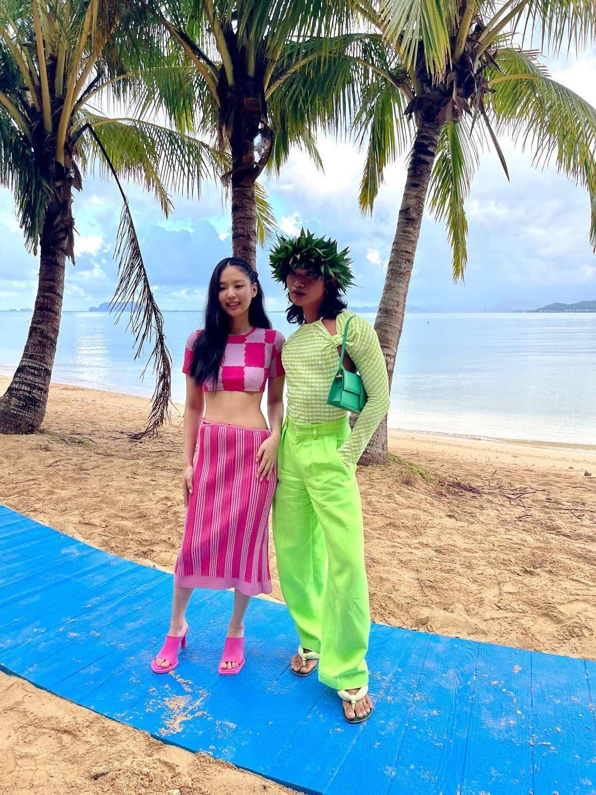 Jennie khoe vòng eo quyến rũ, đọ thần thái cùng Bretman Rock.