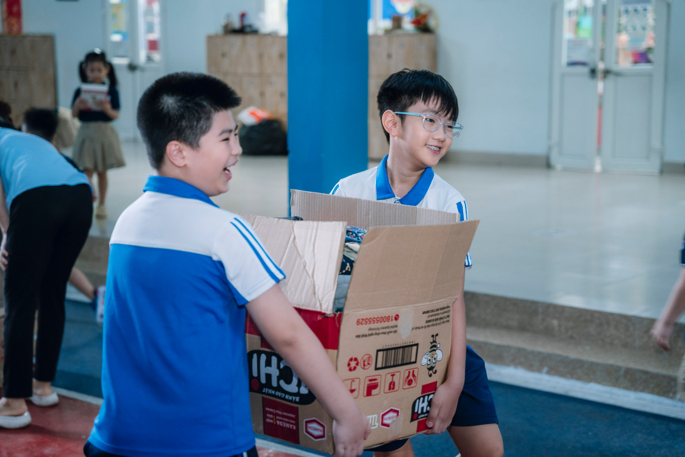 Nhiều bạn nhỏ cũng nhanh nhẹn giúp chuyển đồ. Một mình bê không được thì "rất nhiều mình" cùng hợp sức.