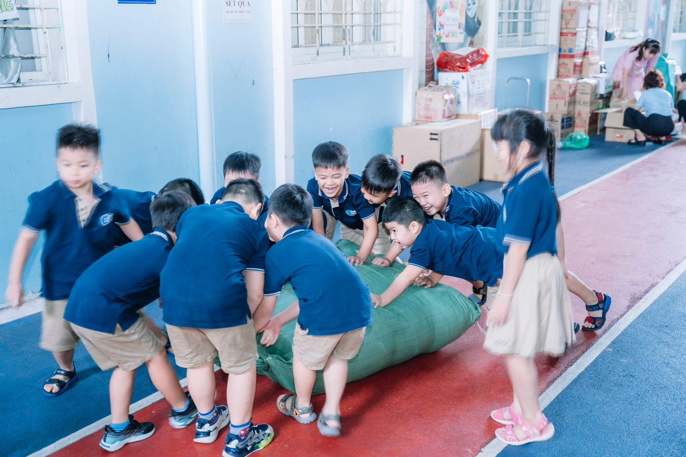 Nhiều bạn nhỏ cũng nhanh nhẹn giúp chuyển đồ. Một mình bê không được thì "rất nhiều mình" cùng hợp sức.