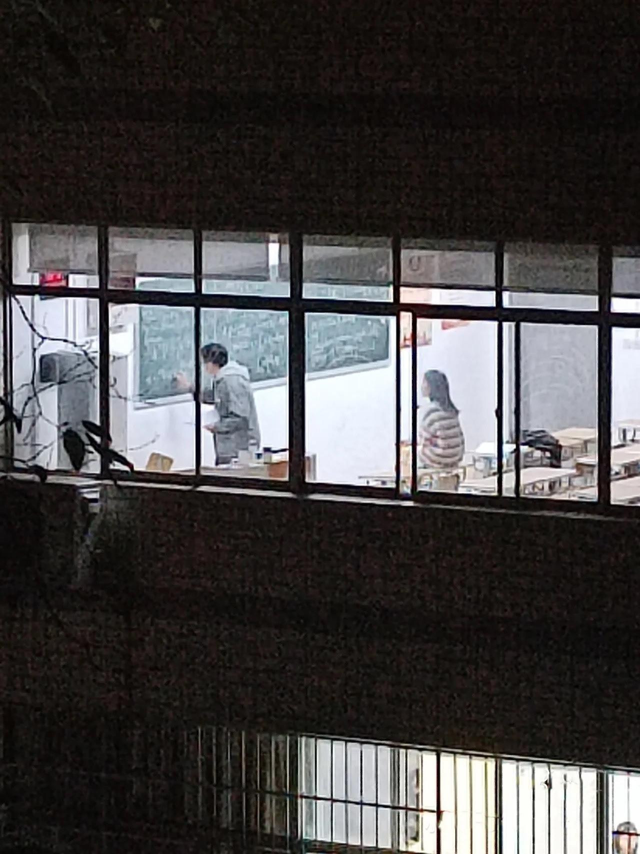 Bức ảnh chụp vội nhưng khiến nhiều cư dân mạng xao xuyến vì ngỡ như khung cảnh trong một bộ phim thanh xuân vườn trường. Bức ảnh chụp vội nhưng khiến nhiều cư dân mạng xao xuyến vì ngỡ như khung cảnh trong một bộ phim thanh xuân vườn trường.