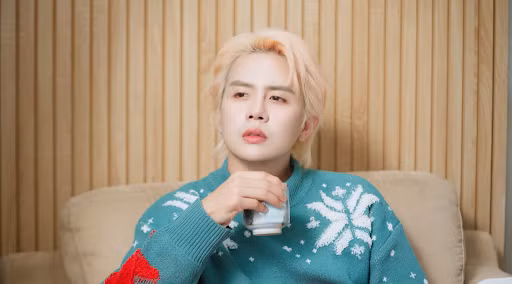 Duy Khánh vào vai một du học sinh Hàn Quốc học thiết kế thời trang xa nhà 8 năm.