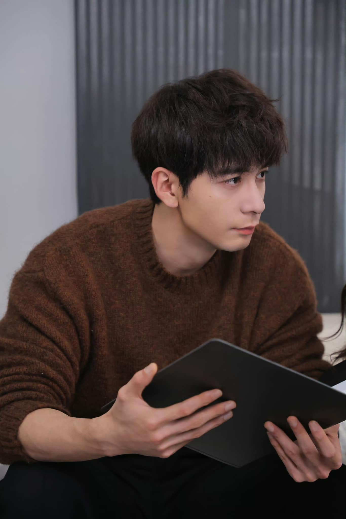 Sự trở lại với hình tượng mới mẻ này không chỉ khiến khán giả bất ngờ mà còn khẳng định sự linh hoạt trong khả năng diễn xuất của anh.