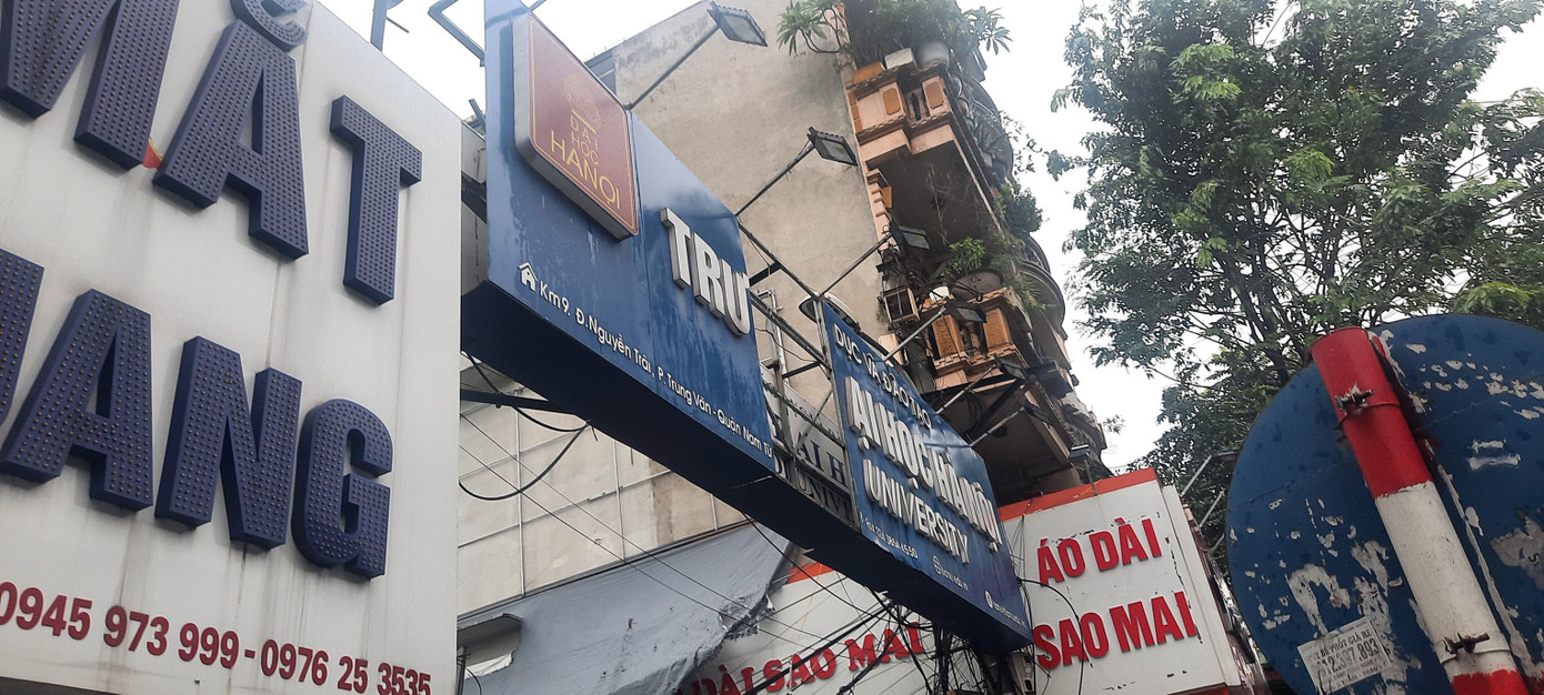 Một mảng của tấm biển trường HANU bị rơi xuống khu vực gần đó. - Ảnh: hackluv9229 Một mảng của tấm biển trường HANU bị rơi xuống khu vực gần đó. - Ảnh: hackluv9229